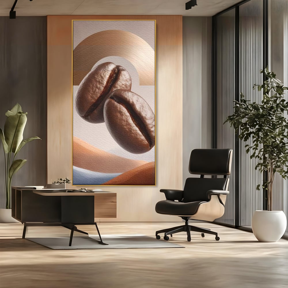 Tablou canvas cu tablou canvas cu boabe de cafea, in rama de aluminiu auriu, pe perete intr-un birou